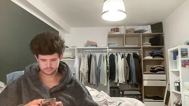 Snapshot of VersaGoo chatting on 10/23/25, 09:52 VersaGoo online show from 10/23/25, 09:52