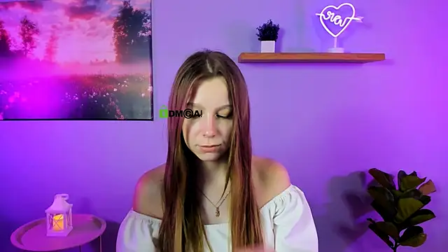 esme moore  online show from 10/07/25, 09:39