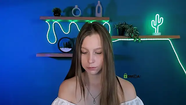 esme moore  online show from 10/09/25, 08:56