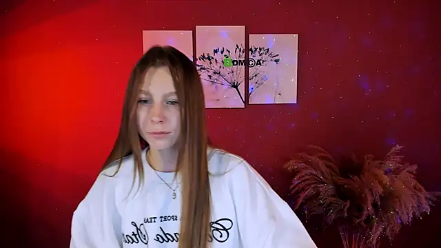 esme moore  online show from 10/10/25, 08:46