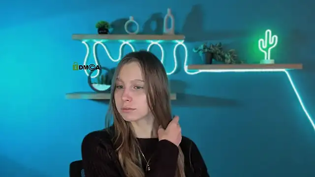 esme moore  online show from 10/13/25, 08:03