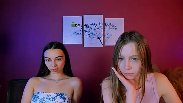 esme moore  online show from 10/28/25, 09:35