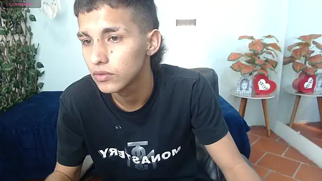 Snapshot of LiamBlack16 chatting on 10/12/25, 01:32 LiamBlack16 online show from 10/12/25, 01:32