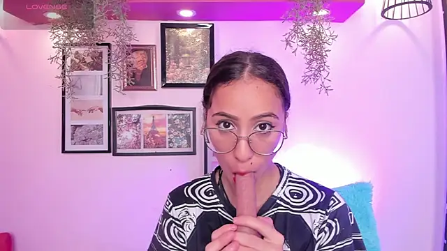 Snapshot of Alana_Martinez_ chatting on 10/11/25, 12:47 Alana Martinez  online show from 10/11/25, 12:47