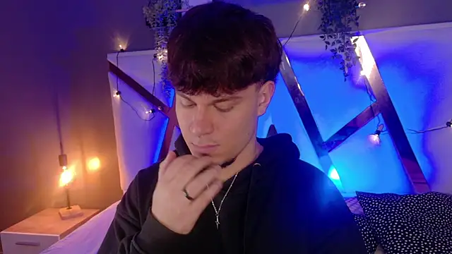 LiamThunder05  online show from 11/19/25, 03:17