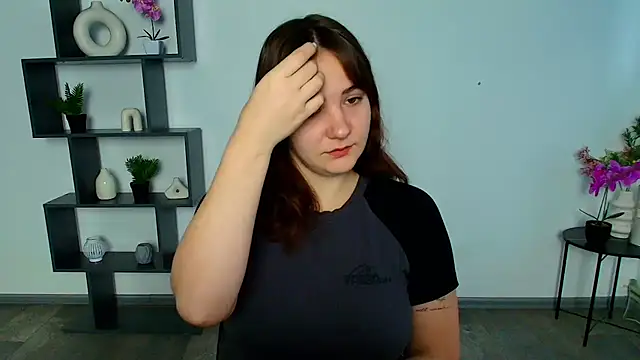 OliviaMontgommery online show from 12/01/25, 07:13