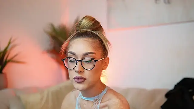 Snapshot of AileenKiss chatting on 10/28/25, 07:38 AileenKiss online show from 10/28/25, 07:38