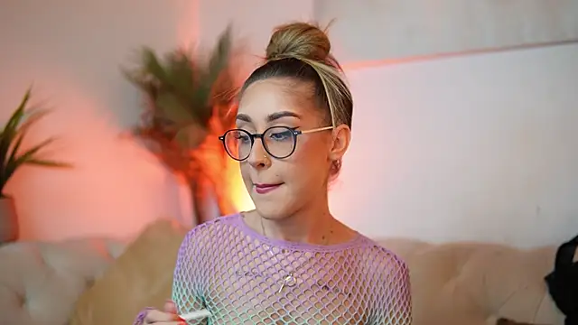 Snapshot of AileenKiss chatting on 11/22/25, 08:19 AileenKiss online show from 11/22/25, 08:19