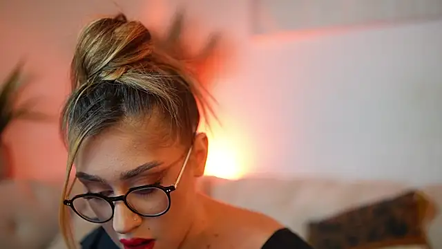 Snapshot of AileenKiss chatting on 12/02/25, 08:04 AileenKiss online show from 12/02/25, 08:04