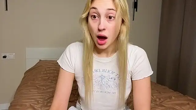 Snapshot of foxy_vivi chatting on 10/30/25, 01:01 foxy vivi online show from 10/30/25, 01:01