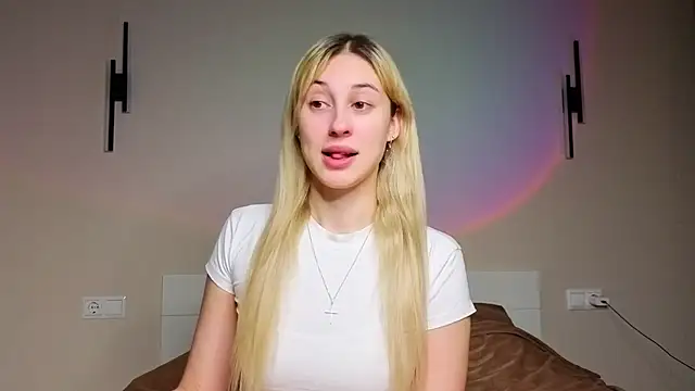 Snapshot of foxy_vivi chatting on 11/03/25, 02:18 foxy vivi online show from 11/03/25, 02:18