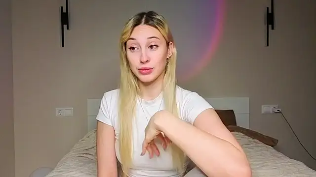 Snapshot of foxy_vivi chatting on 11/05/25, 03:34 foxy vivi online show from 11/05/25, 03:34