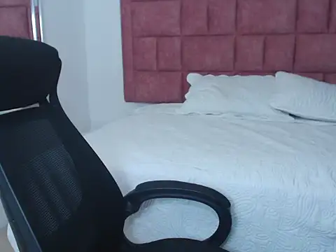 Snapshot of sweetsubmisaxox chatting on 11/29/25, 10:35 sweetsubmisaxox online show from 11/29/25, 10:35