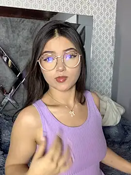 Snapshot of KyliePink_ chatting on 10/27/25, 04:33 KyliePink  online show from 10/27/25, 04:33