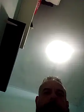 Snapshot of kikecastella chatting on 10/21/25, 02:12 kikecastella online show from 10/21/25, 02:12