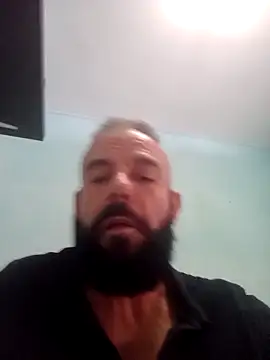 Snapshot of kikecastella chatting on 10/25/25, 02:35 kikecastella online show from 10/25/25, 02:35