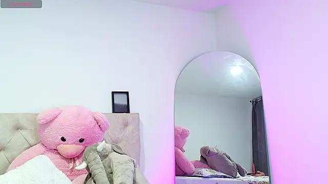 Snapshot of SoofiKiss chatting on 11/19/25, 10:32 SoofiKiss online show from 11/19/25, 10:32