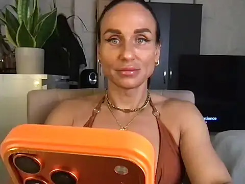 Snapshot of GluteQueenE chatting on 11/27/25, 03:14 GluteQueenE online show from 11/27/25, 03:14