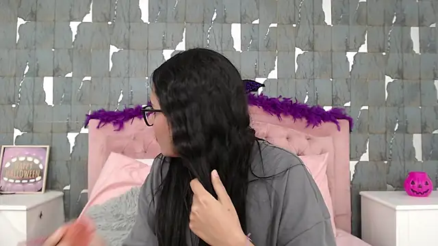 Snapshot of VictoriaVixxen chatting on 10/20/25, 04:02 VictoriaVixxen online show from 10/20/25, 04:02