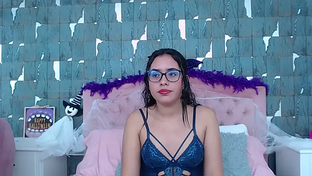 Snapshot of VictoriaVixxen chatting on 10/22/25, 04:57 VictoriaVixxen online show from 10/22/25, 04:57