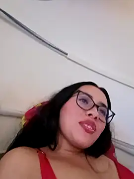 Snapshot of VictoriaVixxen chatting on 10/26/25, 05:24 VictoriaVixxen online show from 10/26/25, 05:24