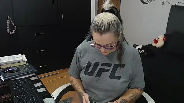 Snapshot of perlagoloza05 chatting on 11/10/25, 02:32 perlagoloza05 online show from 11/10/25, 02:32