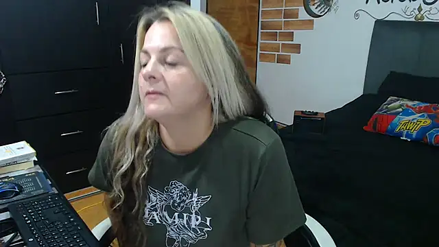 Snapshot of perlagoloza05 chatting on 11/12/25, 03:18 perlagoloza05 online show from 11/12/25, 03:18