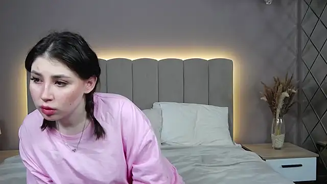 Snapshot of DianaMello chatting on 10/19/25, 04:02 DianaMello online show from 10/19/25, 04:02