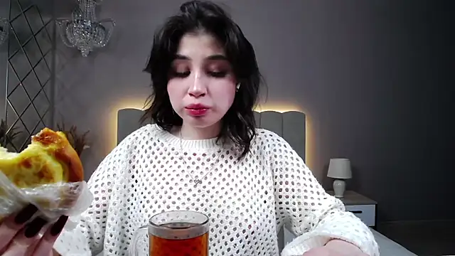 DianaMello online show from 11/17/25, 04:07