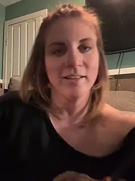 Snapshot of thejigglejoint chatting on 11/04/25, 02:54 thejigglejoint online show from 11/04/25, 02:54