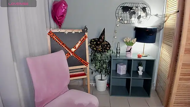 Snapshot of emmalaland chatting on 10/25/25, 01:51 emmalaland online show from 10/25/25, 01:51