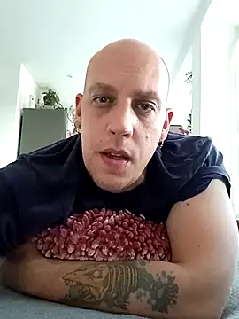 Snapshot of Kobradera1984 chatting on 10/15/25, 02:39 Kobradera1984 online show from 10/15/25, 02:39