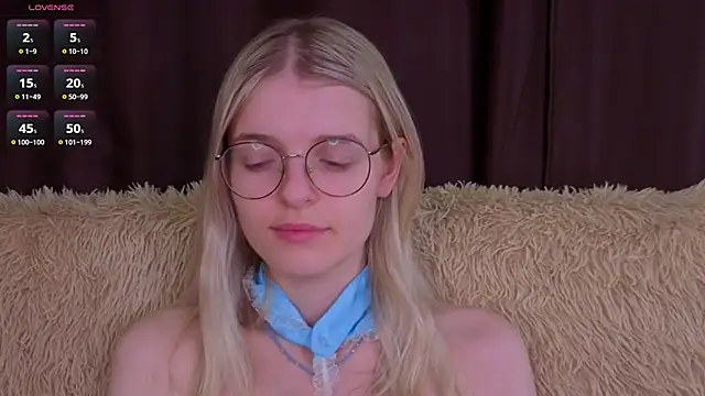 Snapshot of MonicaShiny chatting on 11/10/25, 08:08 MonicaShiny online show from 11/10/25, 08:08