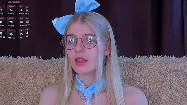 Snapshot of MonicaShiny chatting on 11/16/25, 06:02 MonicaShiny online show from 11/16/25, 06:02