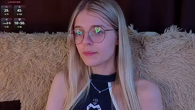 Snapshot of MonicaShiny chatting on 11/19/25, 07:25 MonicaShiny online show from 11/19/25, 07:25