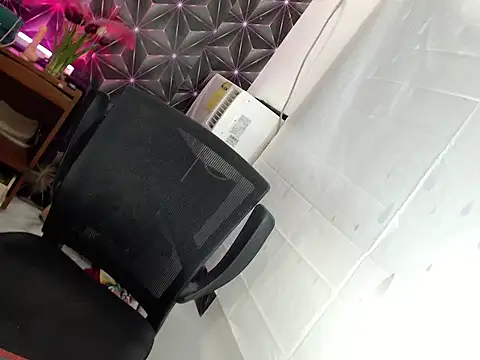 Snapshot of Hot_chely chatting on 10/24/25, 10:39 Hot chely online show from 10/24/25, 10:39