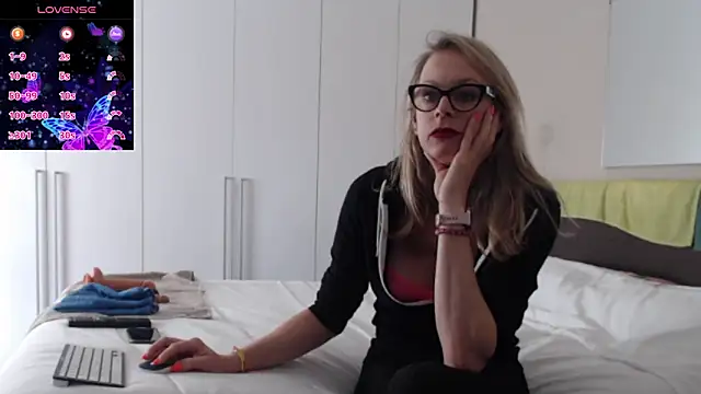 Snapshot of Spicypamy chatting on 10/16/25, 01:45 Spicypamy online show from 10/16/25, 01:45