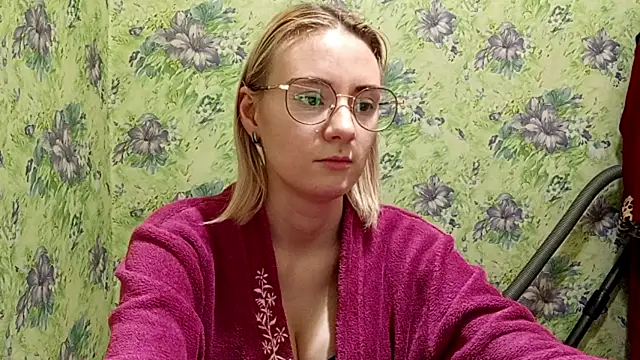 Snapshot of _SwimmyGrl_ chatting on 10/23/25, 01:21  SwimmyGrl  online show from 10/23/25, 01:21