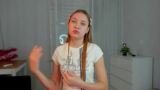 Snapshot of MarindaRuud chatting on 10/21/25, 12:50 MarindaRuud online show from 10/21/25, 12:50