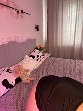 Snapshot of JenniferLouns chatting on 10/16/25, 10:49 JenniferLouns online show from 10/16/25, 10:49