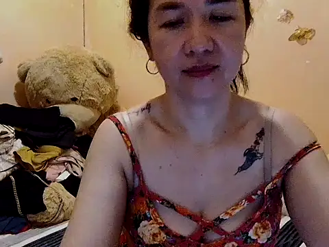 Snapshot of KissHott chatting on 10/25/25, 02:13 KissHott online show from 10/25/25, 02:13