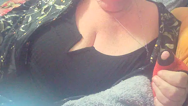 Playful MILF Demi online show from 10/22/25, 09:36