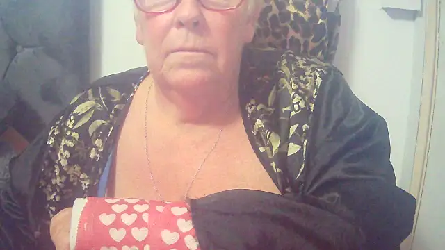 Playful MILF Demi online show from 11/06/25, 10:10