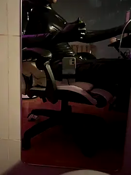 Snapshot of Wuza-H chatting on 11/27/25, 04:36 Wuza-H online show from 11/27/25, 04:36