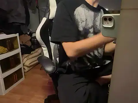 Snapshot of Wuza-H chatting on 12/02/25, 08:30 Wuza-H online show from 12/02/25, 08:30