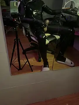 Snapshot of Wuza-H chatting on 12/02/25, 08:37 Wuza-H online show from 12/02/25, 08:37