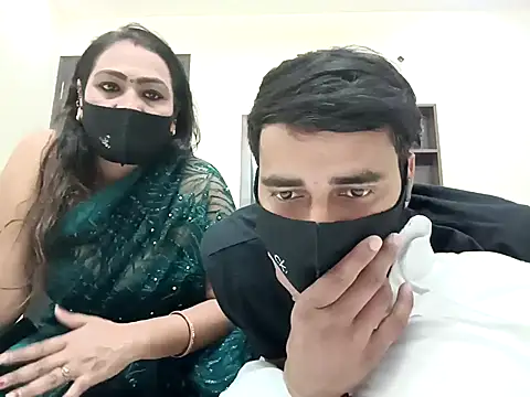 Snapshot of horny_milf_couple chatting on 10/27/25, 05:17 horny milf couple online show from 10/27/25, 05:17