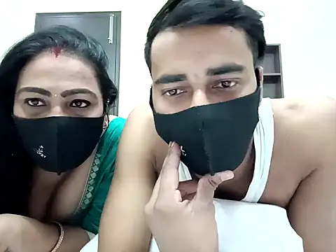 Snapshot of horny_milf_couple chatting on 10/29/25, 10:50 horny milf couple online show from 10/29/25, 10:50