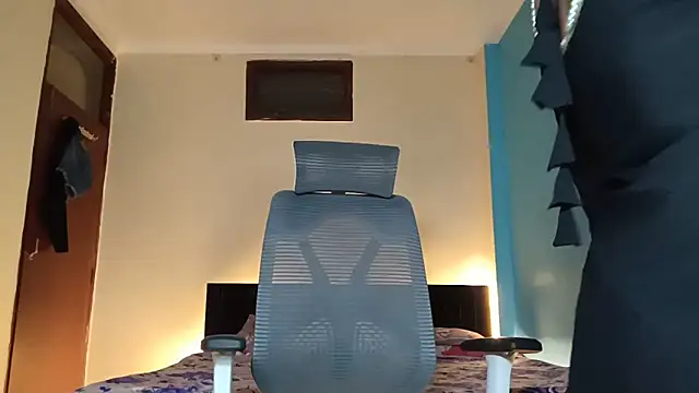 horny milf couple online show from 06/05/26, 07:30