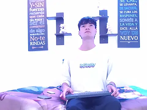 Snapshot of alex_russo__ chatting on 10/12/25, 04:11 alex russo   online show from 10/12/25, 04:11